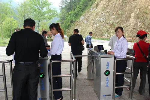 那么景區(qū)通道閘如何選擇？景區(qū)通道閘選擇要注意哪些問(wèn)題？